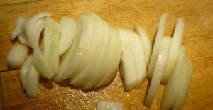 Cut the onion in slices, chop the garlic