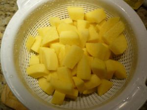 Cut the potatoes into cubes and rinse